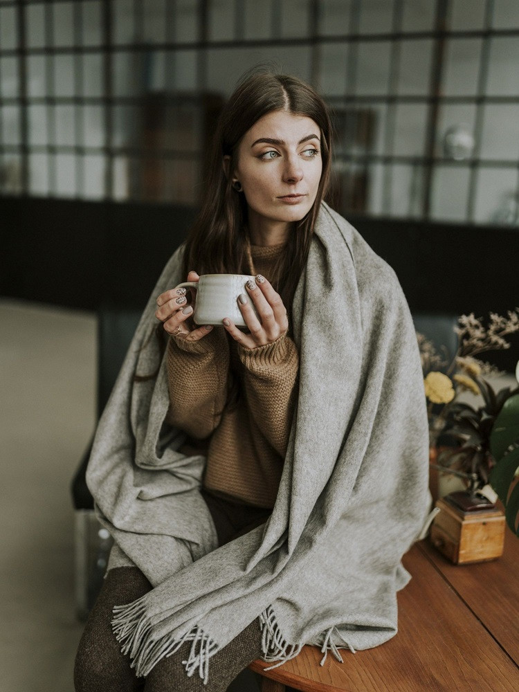 Koc z wełny jaka 100% popielaty