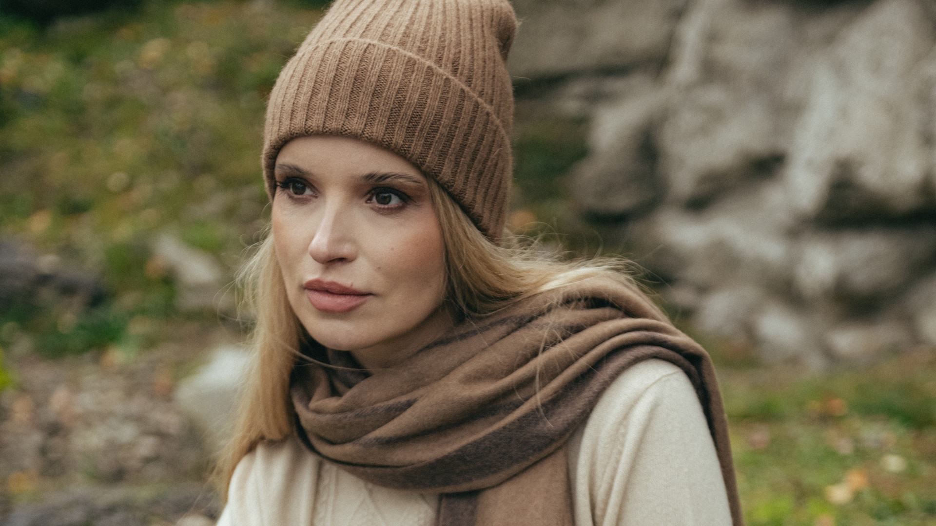 Wełna wielbłądzia – jakie właściwości sprawiają, że jest najlepsza na chłodne miesiące?